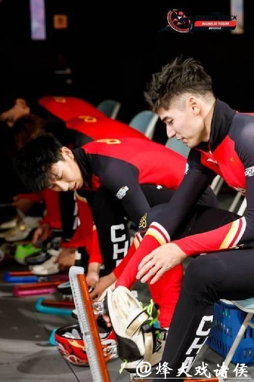 摘得冬奥会银牌后,孙龙教韩国选手叠国旗!刘少昂拥抱他的样子你看到了吗? 摘得冬奥会银牌后,孙龙教韩国选手叠国旗!刘少昂拥抱他的样子你看到了吗?