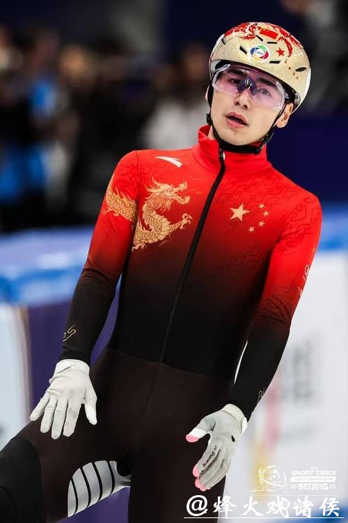 摘得冬奥会银牌后,孙龙教韩国选手叠国旗!刘少昂拥抱他的样子你看到了吗? 摘得冬奥会银牌后,孙龙教韩国选手叠国旗!刘少昂拥抱他的样子你看到了吗?