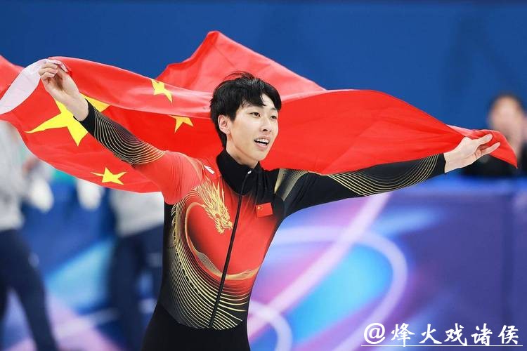 摘得冬奥会银牌后,孙龙教韩国选手叠国旗!刘少昂拥抱他的样子你看到了吗? 摘得冬奥会银牌后,孙龙教韩国选手叠国旗!刘少昂拥抱他的样子你看到了吗?