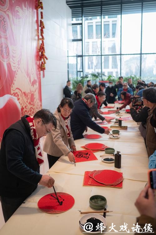 【场面】挥毫泼墨迎新春 沪上名家送福瑞